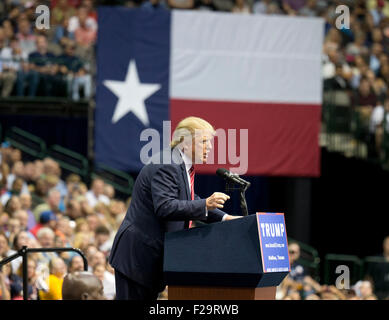 Dallas, Texas, Stati Uniti d'America. 14 Settembre, 2015. Imprenditore Donald Trump fa un aspetto della campagna con un 90 minuti di discorso durante una sosta presso la American Airlines Center di Dallas. Trump è leader del pacco di candidati Repubblicani andando a mercoledì in discussione. Credito: Bob Daemmrich/Alamy Live News Foto Stock