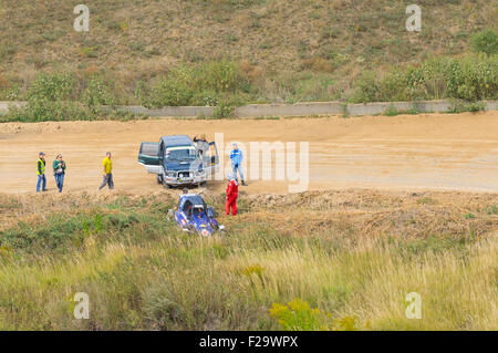 Dnepropetrovsk, Ucraina. Il 13 settembre 2015. Il team di emergenza è pronto a tirare la buggy fuori della fossa durante ucraino campionato Autocross a Settembre 13, 2015, Dnepropetrovsk, Ucraina Credito: Yuri Kravchenko/Alamy Live News Foto Stock