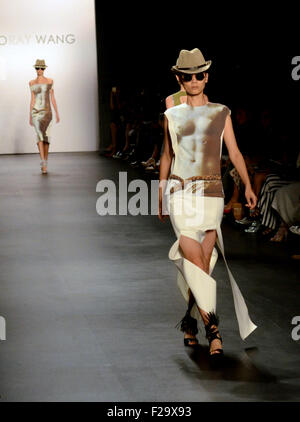 New York, Stati Uniti d'America. Xiv Sep, 2015. I modelli presenta le creazioni di Taoray Wang collezione durante la settimana della moda di New York in New York, Stati Uniti sul Sett. 14, 2015. Credito: Wang Xijia/Xinhua/Alamy Live News Foto Stock