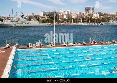 Sydney, Australia. 15 settembre 2015. Gli impiegati si rinfrescano all'ora di pranzo nella piscina all'aperto di 50 metri Andrew Boy Charlton sulle rive della Baia di Woolloomooloo nel Domain, con la base dell'isola Royal Australian Navy Garden e il sobborgo di Potts Point, Sydney, Australia Foto Stock