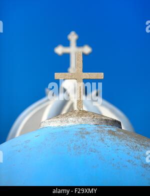 Una chiusura di una santa croce sulla cima di una cupola blu chiesa sull isola di Santorini Grecia Foto Stock