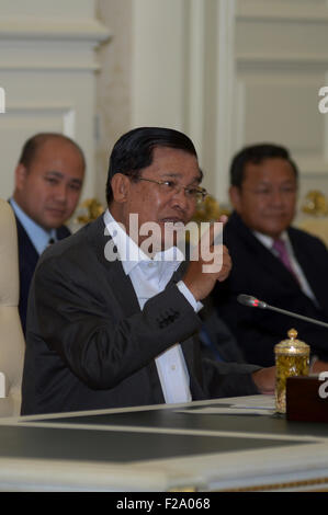 Phnom Penh Cambogia. Xv Sep, 2015. Primo ministro cambogiano Hun Sen (C) parla durante una riunione con top-rigato diplomati scuola superiore in Phnom Penh Cambogia, Sett. 15, 2015. Hun Sen Martedì si è incontrato con 108 studenti che hanno passato la loro alta scuola test di uscita con Grado A, un funzionario detto. © Sovannara/Xinhua/Alamy Live News Foto Stock