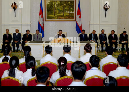 Phnom Penh Cambogia. Xv Sep, 2015. Primo ministro cambogiano Hun Sen (C) soddisfa con top-rigato diplomati scuola superiore in Phnom Penh Cambogia, Sett. 15, 2015. Hun Sen Martedì si è incontrato con 108 studenti che hanno passato la loro alta scuola test di uscita con Grado A, un funzionario detto. © Sovannara/Xinhua/Alamy Live News Foto Stock