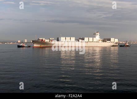 Contenitore nave al largo delle coste di Gibilterra, Porto di Algeciras, Spagna Foto Stock