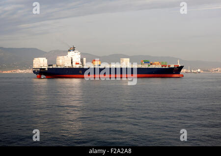 Nave container di ormeggi a largo di Gibilterra, Porto di Algeciras, Spagna Foto Stock
