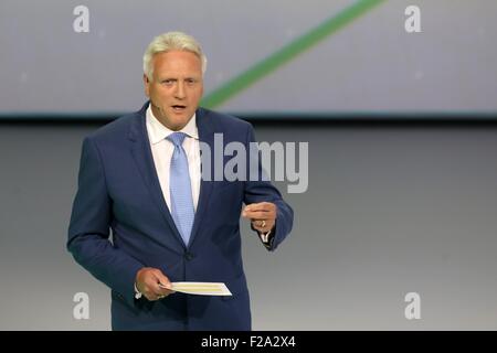 Francoforte sul Meno, Germania. 14 Settembre, 2015. Skoda auto CEO Winfried Vahland parla agli ospiti del " Gruppo Volkswagen notte' prima della prima media day del prossimo International Motor Show IAA, presso la palla di gioco arena di Francoforte sul Meno, il 14 settembre 2015. La IAA aprirà le sue porte a Francoforte dal 17 al 27 settembre 2015. Credito: dpa picture alliance/Alamy Live News Foto Stock