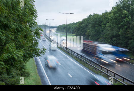 Il traffico sulla A19 a Billingham in ora di punta sotto la pioggia. Regno Unito Foto Stock