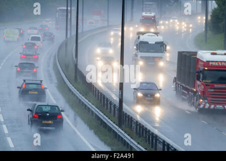 Il traffico sulla A19 a Billingham in ora di punta sotto la pioggia. Regno Unito Foto Stock