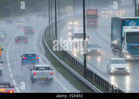 Il traffico sulla A19 a Billingham in ora di punta sotto la pioggia. Regno Unito Foto Stock