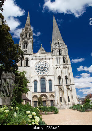 Cattedrale di Nostra Signora di Chartres, un medievale Cattedrale di Chartres, Francia, circa 80 chilometri a sud-ovest di Parigi. Foto Stock