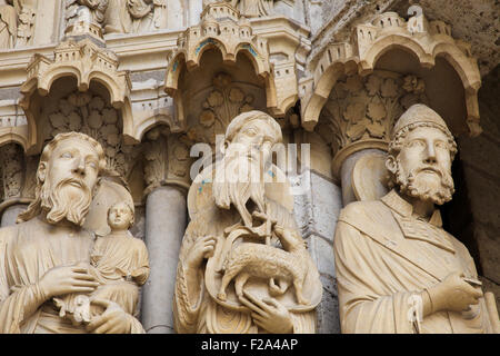 Statue di santi cattolici presso la Cattedrale di Nostra Signora di Chartres, un medievale Cattedrale di Chartres, Francia, circa 80 Foto Stock
