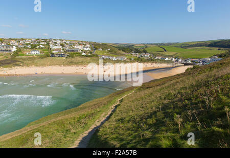 South west coast path Mawgan Porth Beach North Cornwall Atlantic Coast Inghilterra vicino a Newquay e in estate Foto Stock