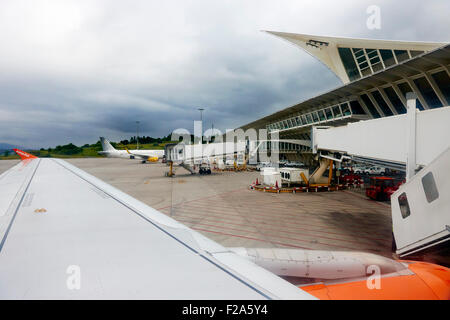 L'aeroporto di Bilbao visto dalla finestra del velivolo Foto Stock