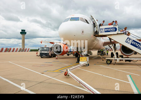 L'imbarco dei passeggeri scale in aeroporto di Stansted, Londra, Regno Unito Foto Stock