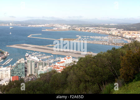 Vista sulla pista di aeroporto alla città Spagnola di La Linea da Gibilterra, British Overseas territorio in Europa meridionale Foto Stock