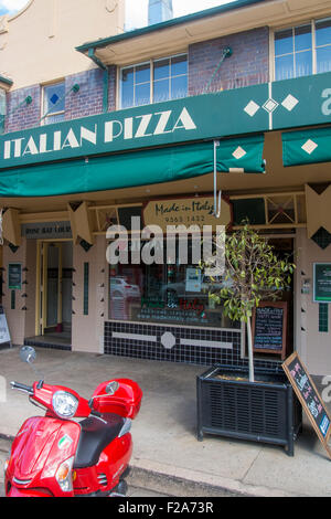 Sfilata di negozi e ristoranti in Plumer strada in Rose Bay, sobborghi Orientali di Sydney, Australia Foto Stock