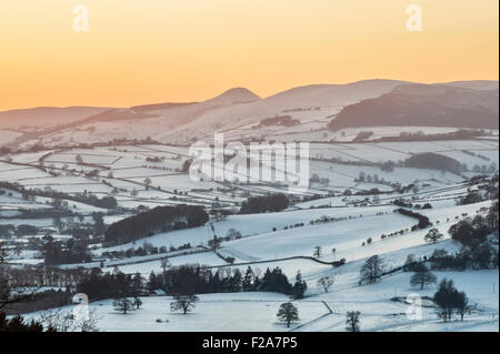 Tramonto in inverno su Stonewall Hill, i confini di Herefordshire e Powys, vicino Knighton. La lontana collina conica è la Whimble Foto Stock