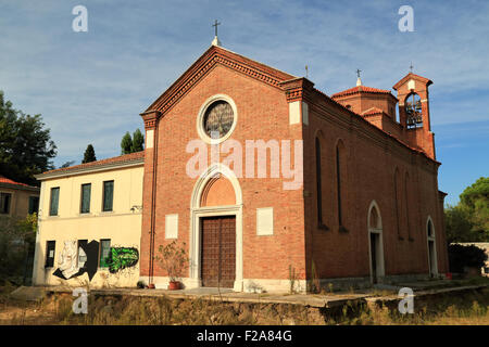 Gli edifici abbandonati dell'ex ospedale 'Ospedale al mare' al Lido di Venezia. Chiesa Chiesetta di Santa Maria Nascente Foto Stock