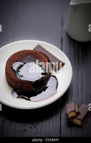 Cioccolato torta di lava con la fusione di salsa al cioccolato. Foto Stock