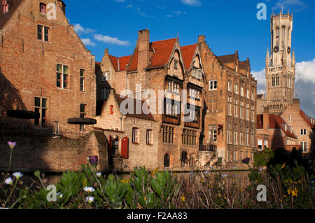 Il campanile di Bruges, Belfort (campanile medievale), Rozenhoedkaai, Ponte sul Dijver Canal. Torre campanaria e Dijver Canal. Bruges, la Venezia del Nord). Fiandra occidentale. Il Belgio. Bruges case storiche e canali. Foto Stock