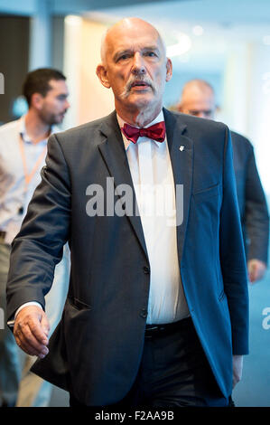 Membro del Parlamento Europeo (MEP) Janusz Korwin Mikke arriva per l' audizione sulla crisi della migrazione al Parlamento Europeo con sede a Bruxelles, in Belgio, il 15.09.2015 da Wiktor Dabkowski Foto Stock