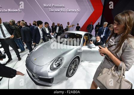 Francoforte, Germania. Xv Sep, 2015. Vista del nuovo Porsche 911 Carrera S all'International Motor Show IAA di Francoforte sul Meno, il 15 settembre 2015. Circa 1.000 espositori da 40 Paesi presenteranno i loro prodotti più recenti presso il leader mondiale nel settore del motor show, che si svolgerà dal 17 al 27 settembre 2015. Credito: dpa picture alliance/Alamy Live News Foto Stock