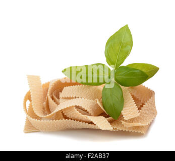 Pappardelle e basilico isolato su bianco Foto Stock
