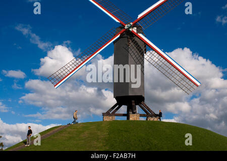 Bruges, il mulino a vento di legno Sint-Janshuismolen a Bruges, Belgio. San JANSHUIS & KOELEWEI MILLS :Il St. John House Mill e t Foto Stock