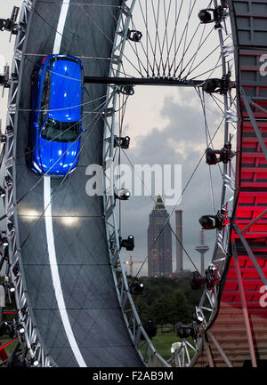 Francoforte, Germania. Xiv Sep, 2015. Stuntman Terry Grant aziona una Jaguar F-ritmo attraverso un loop durante la International Motor Show (IAA) di Francoforte, Germania, 14 settembre 2015. La IAA corre forom 17 Settembre al 27 settembre 2015. Foto: Boris Roessler/dpa/Alamy Live News Foto Stock