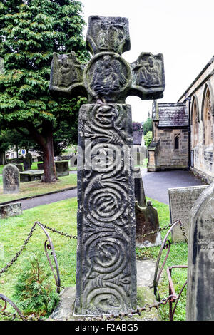 Celtic Cross VIII secolo d.c. in Eyam chiesa parrocchiale, Derbyshire Dales picchi distretto, Inghilterra- Foto Stock