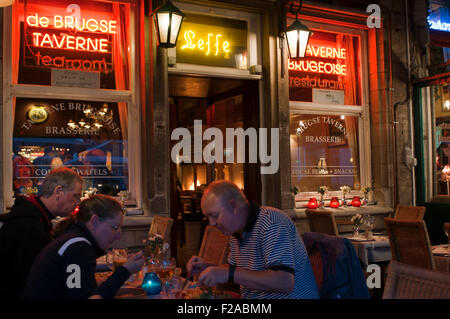 Ristorante tipico a Brugge. Taverne Brugeoise. Menu del tasso Da 16.00€ 22.00€. À la carte rate (antipasto, portata principale, dessert, senza vino) da 20.00€ 30.00€. Aperto dalle 9h alle 22h.Cucina non stop aperte su questi seguenti giorni festivi Pasqua - Lunedì di Pasqua - Giornata del Lavoro (01/05) - Ascensione - Domenica di Pentecoste - il lunedì di Pentecoste - fiammingo Comm.giorno. (11/07) - Giornata Nazionale (21/07) - Assunzione (15/08) - Francese Comm. Giorno (27/09) - giorno di Ognissanti (01/11) - il giorno dell'Armistizio (11/11) - Capodanno - il giorno di Capodanno Foto Stock