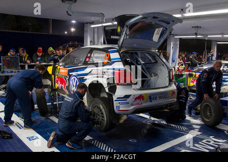 Lavori di meccanica per la riparazione di Andreas Mikkelsen la WRC auto durante la notte di sabato temporizzato servizio flexi. Foto Stock