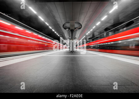 I treni che passano a Berlino stazione centrale Foto Stock