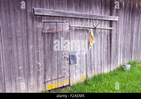 In legno antico fienile non verniciata parete nel paese Foto Stock