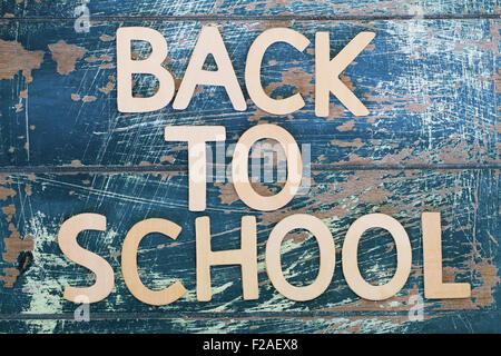 Si torna a scuola scritto il rustico superficie in legno Foto Stock