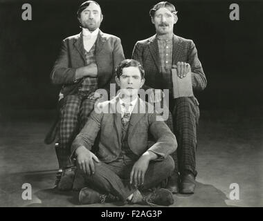 Tre uomini in posa nella loro domenica migliori (OLVI008 OU254 F) Foto Stock