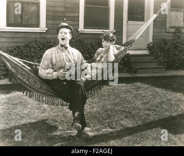 Backyard serenata (OLVI008 OU146 F) Foto Stock