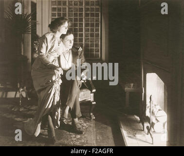 Giovane seduto accanto al camino (OLVI008 OU123 F) Foto Stock