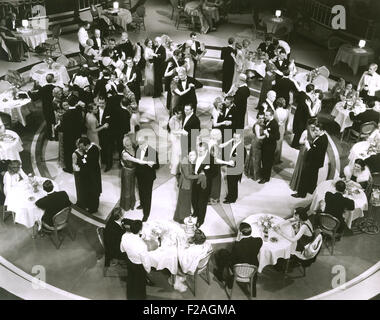 Angolo di alta vista di coppie danzanti in discoteca (OLVI008 OU106 F) Foto Stock