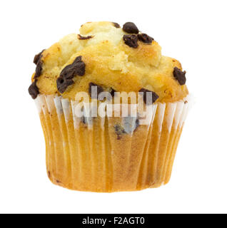 Un piccolo pane appena sfornato chocolate chip muffin isolato su uno sfondo bianco. Foto Stock