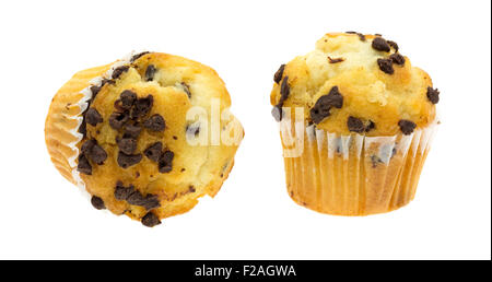 Due piccoli appena sfornato morso dimensioni chocolate chip muffin isolato su uno sfondo bianco. Foto Stock