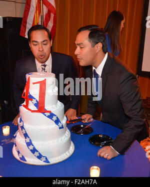 San Antonio, Texas, Stati Uniti d'America. Xiv Sep, 2015. Stati Uniti Segretario di Albergare e Sviluppo Urbano JULIAN CASTRO (sinistra) e suo fratello gemello, sost. JOAQUIN CASTRO (D-Texas) soffiare le candele come celebrano il loro compleanno il 14 settembre 2015 in San Antonio, Texas, Stati Uniti d'America. Credito: Robin Jerstad/Alamy Live News Foto Stock