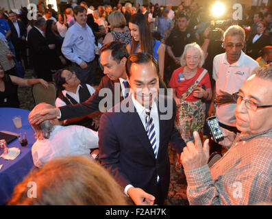 San Antonio, Texas, Stati Uniti d'America. Xiv Sep, 2015. Stati Uniti Alloggiamento e lo sviluppo urbano Segretario JULIAN CASTRO e suo fratello, dal congressista JOAQUIM CASTRO (D-Texas) salutare ben wishers durante l annuale Texas Partito Democratico festa di compleanno il 14 settembre 2015 in San Antonio, Texas, Stati Uniti d'America, per i due che stanno girando 41. Credito: Robin Jerstad/Alamy Live News Foto Stock