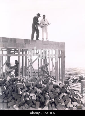 Due uomini che va oltre il blueprint (OLVI007 OU955 F) Foto Stock