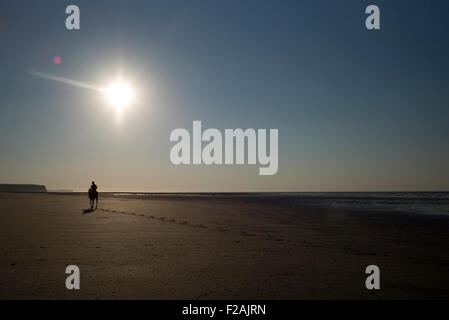 Cavallo e cavaliere sulla spiaggia vuota, tramonto, Normandia, Francia Foto Stock