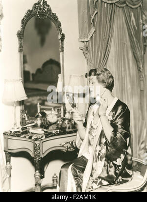 Applicazione di profumo (OLVI007 OU617 F) Foto Stock