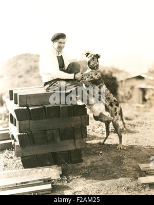 Un uomo e il suo cane prendere una pausa (OLVI007 OU610 F) Foto Stock