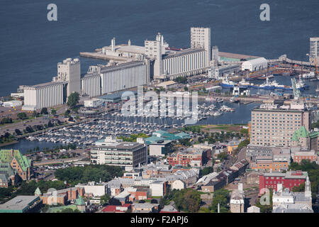 Marina du Port de Quebec e il Bunge silos per il grano sono illustrati in questa foto aerea nella città di Québec Foto Stock