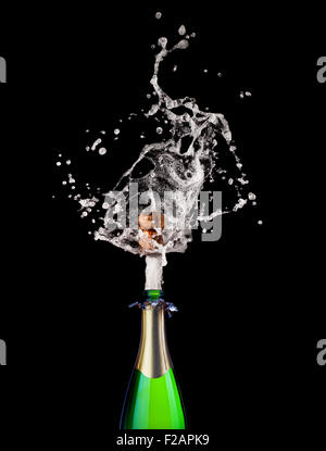 Dettaglio di popping champagne su sfondo nero Foto Stock