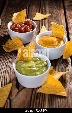 Nacho salse (salsa guacamole e formaggio) su sfondo di legno Foto Stock